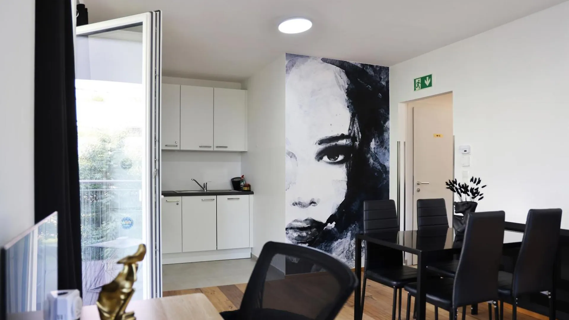 Vienna'S Modern Black Beauty - Couples & Family-Friendly Apartment